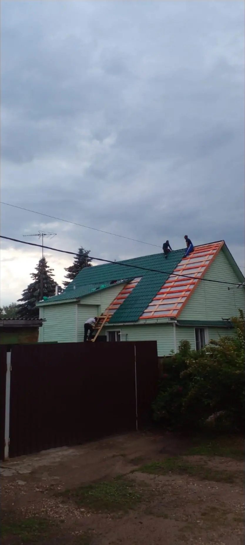Монтаж металлочерепицы на крышу частного дома